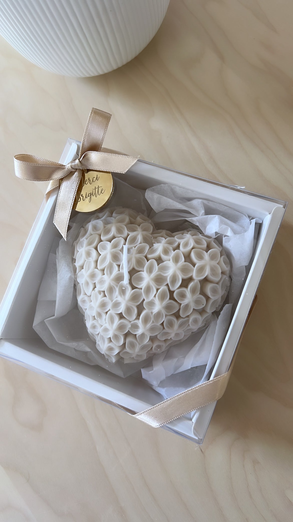 Caja de corazón de flores personalizada