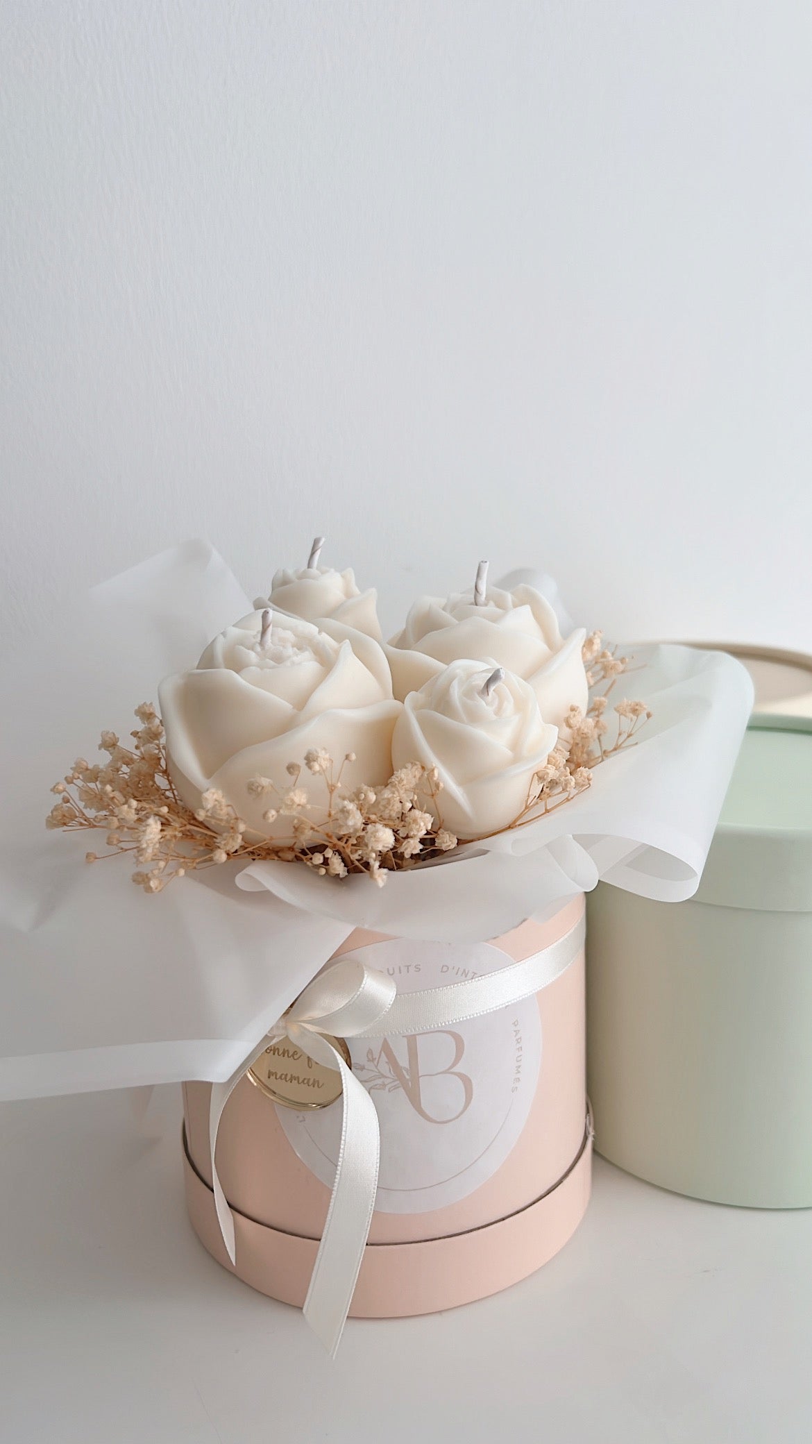 Bouquet Parfumé de Roses - Parfum Bloom / Boite jaune pastel (médaillon On t'aime Mamie)